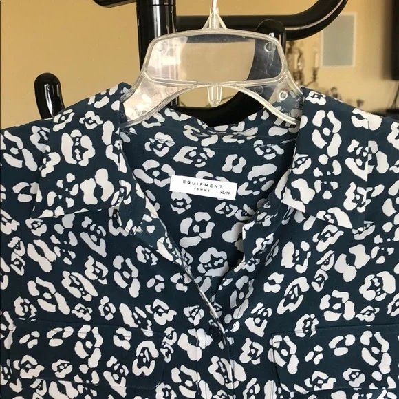 Equipment Femme Slim Signature Silk Shirt - Picture 2 of 5
